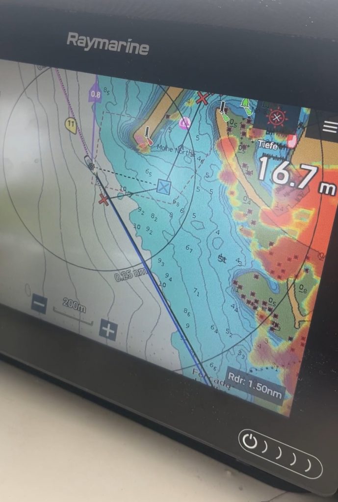 kurz vor der Hafenmole kaum Sicht. Das Radar hilft uns.