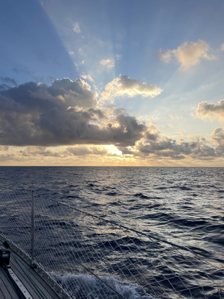 Der Himmel kündigt abends Wetter an