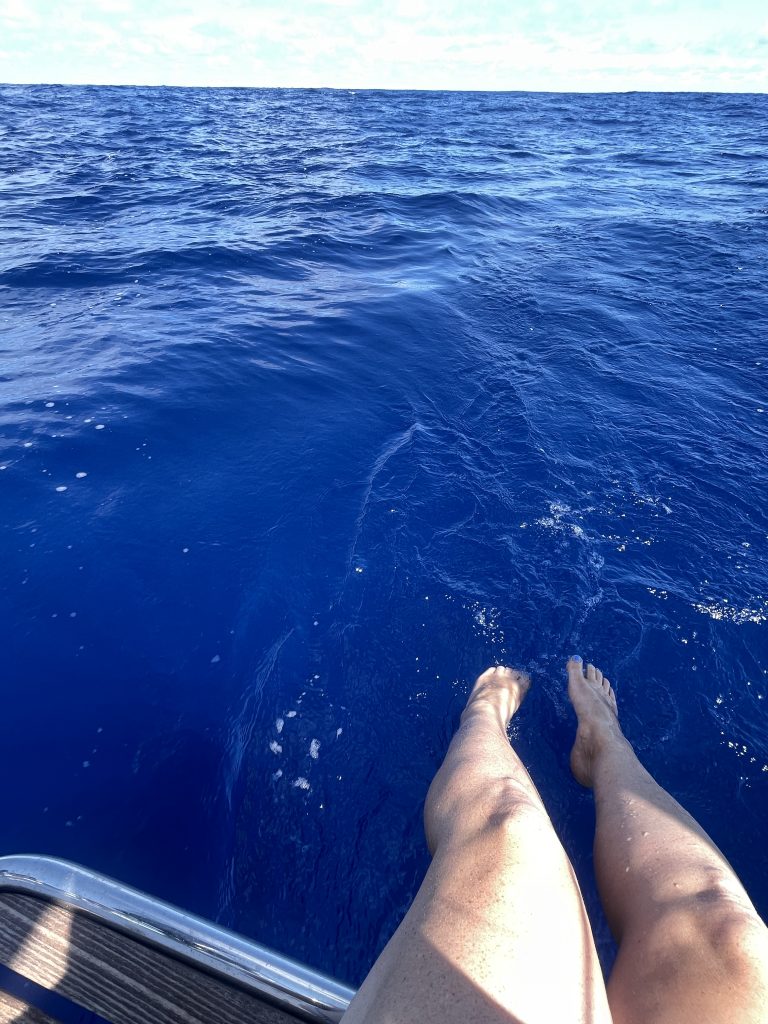 Füsse im 5000 m tiefen Wasser